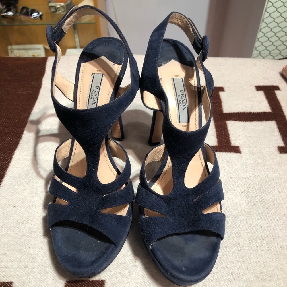 Navy suede PRADA heels with slight platform! these are so perfect for spring!🔥